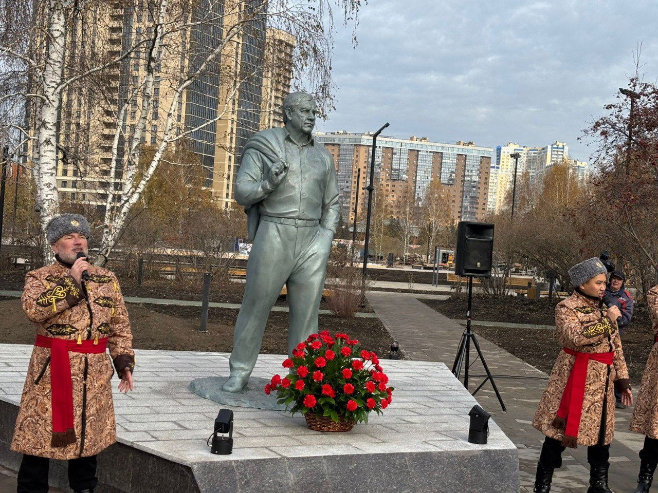 В Новосибирске торжественно открыли первую очередь Бугаков парка Это один из самых масштабных проектов благоустройства в 2025 году В Новосибирске 30 октября открыли первую очередь Бугаков парка Об одном из самых масштабных проектов благоустройства 2025 года рассказал мэр Максим Кудрявцев Парк имени почётного гражданина области и депутата Законодательного собрания Юрия Фёдоровича Бугакова основателя продовольственного предприятия Ирмень строят по инициативе председателя Законодательного собрания Новосибирской области Андрея Шимкива Главный объект парка памятник Юрию Бугакову Сегодня в честь открытия здесь состоялся концерт в котором приняли участие творческие коллективы Новосибирска и области В следующем году строительство парка будет продолжено