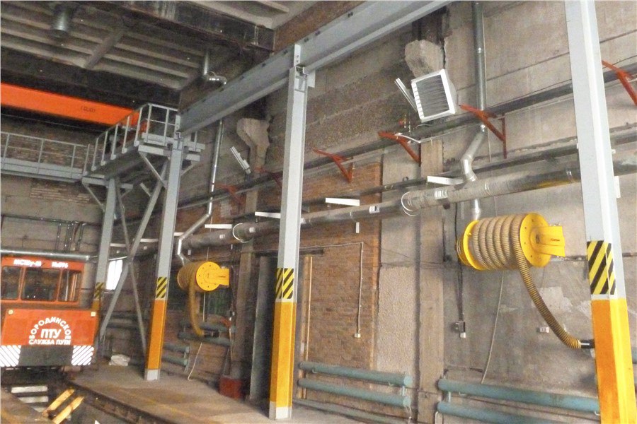 На предприятии СУЭК Красноярск в Бородине модернизировали систему отопления В Бородинском погрузочно транспортном управлении завершен инвестиционный проект по обновлению системы отопления на ключевых производственных объектах В условиях сибирских зим вопрос надежного тепла на производстве это необходимое условие для бесперебойной работы сохранения оборудования и что самое главное безопасности и здоровья людей В Бородинском погрузочно транспортном управлении филиал АО СУЭК Красноярск эту задачу решили на современном уровне Здесь успешно реализован проект по модернизации системы отопления в зданиях службы пути и локомотивного хозяйства Новые воздушно отопительные агрегаты были установлены в зданиях локомотивного и вагоноремонтного депо в депо по ремонту электровозов а также в механическом цехе гаражах путевых машин и спецтехники Подробнее здесь