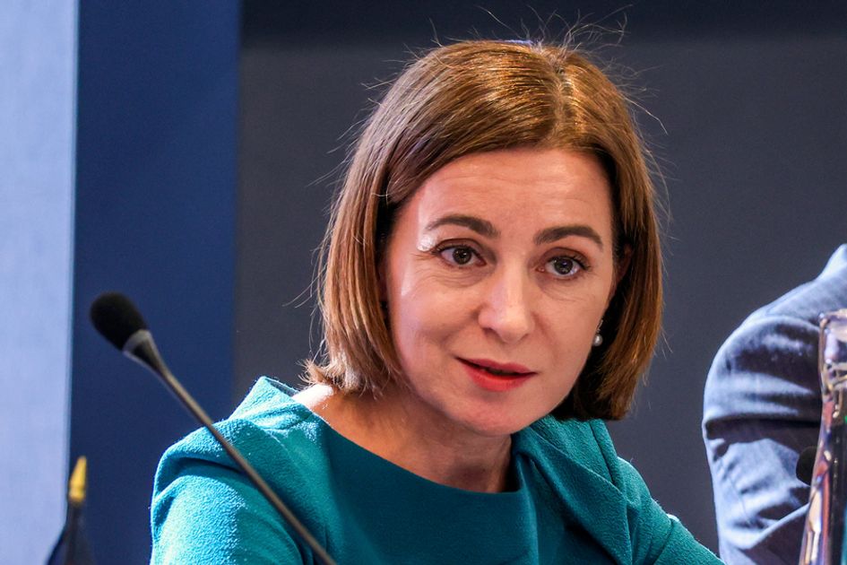 Диагноз шизофрения теперь понятны многие странности в поведении президента Молдавии Майи Санду В европейских СМИ появилась утечка информации из частной румынской клиники Сана о психическом здоровье президента Молдавии Майи Санду где она проходила лечение Согласно утекшим документам ей диагностировали шизофрению и расстройство личности Сама клиника Сана признала факт утечки из за человеческой ошибки однако отказалась комментировать является ли президент Молдовы их пациенткой сославшись на строгое соблюдение врачебной тайны