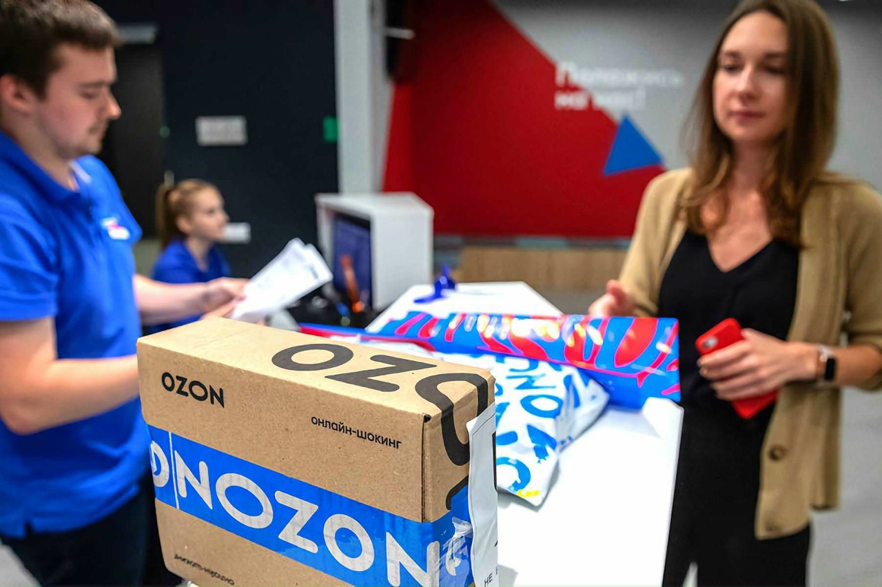 Возврат с препятствиями почему продавцы Ozon недовольны новой системой Ozon смягчил правила возврата после вмешательства ФАС сократив срок ожидания вывоза товаров с 30 дней до момента поступления На практике продавцы сталкиваются с задержками обработки заявок и автоматической отправкой возвратов на склады маркетплейса Обязательный промежуточный этап увеличивает цикл возврата и создает риск повторной продажи чужого товара Несмотря на заявление Ozon о снижении стоимости возврата объемных товаров на 5 7 продавцы указывают на рост косвенных издержек из за увеличения времени оборота товара и рисков его повреждения при дополнительной логистике Конфликт между маркетплейсом и продавцами перешел в стадию регулируемого компромисса формально требования ФАС выполнены но системные проблемы остаются Как отмечают участники рынка Ozon предпочитает контролировать процесс даже если это не выгодно партнерам