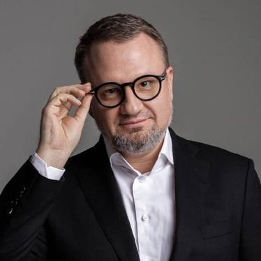Экс-главе «Екатеринбург-Экспо» грозит 7 лет тюрьмы Игорю Данилову, бывшему руководителю «Екатеринбург-Экспо», предъявлены обвинения в растрате и злоупотреблении должностными полномочиями — ему может грозить до семи лет лишения свободы, пишет Е1.RU. Следствие полагает, что он давал указания своему водителю снимать деньги с корпоративного счёта и переводить их на личную банковскую карту. Все документы он оформил через бухгалтерию как официальную отчётность. Ущерб от действий экс-руководителя оценивается в 13 миллионов рублей. «Ему нужно было ездить в массу мест, встречаться с людьми. Не будет же он чеки с такси собирать. Он понимал, что часть расходов бухгалтерии объяснить не сможет, поэтому уведомил бухгалтера, что будет погашать долг самостоятельно. При растрате человек берет и не возвращает. Мой подзащитный все деньги вернул», — цитирует 66.RU адвоката Дмитрия Корешникова. Новости Екб тут