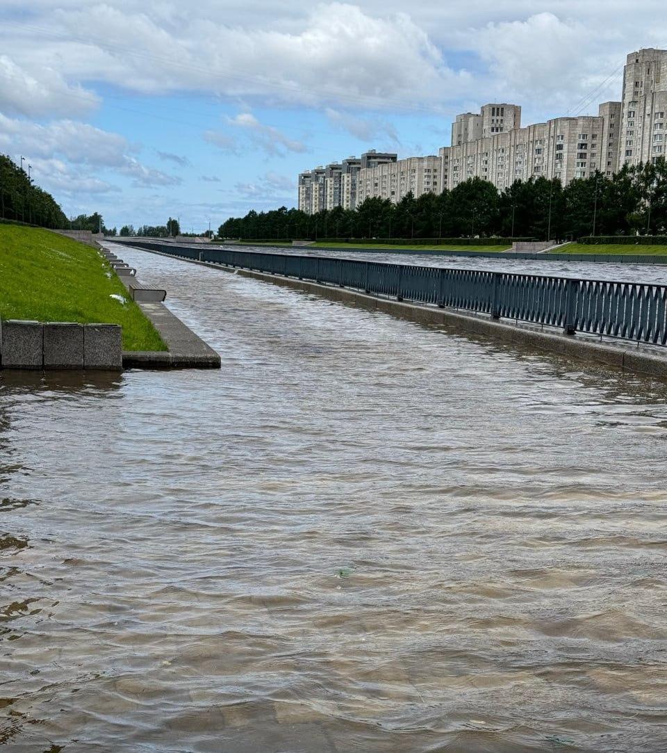 В Питере прямо сейчас мощнейшее наводнение. Уже начало подтапливать Университетскую и Новосмоленскую набережные, а также парк «Дубки». От ветра даже порвался Иисус на колоннах Анненкирхе.