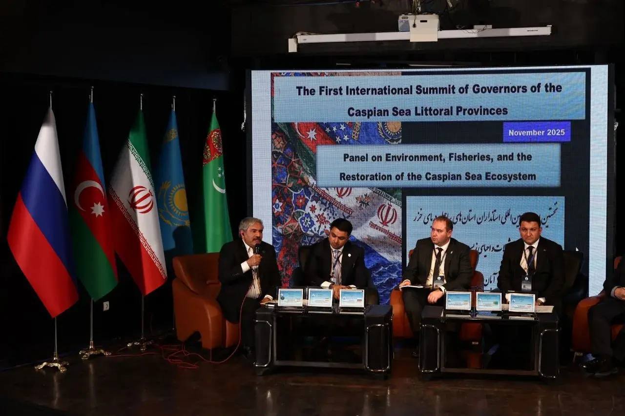 Иран и Астраханская область реализуют меры по сбережению Каспия Астраханская область и Иран договорились о сотрудничестве в строительстве гидротехнических сооружений которые позволят снизить уровень нагрузки на Каспийское море Об этом сообщает пресс служба правительства Астраханской области Сегодня мы сталкиваемся с общими вызовами колебание уровня воды загрязнение сточными водами и нефтепродуктами сокращение популяций ценных видов рыб изменение миграционных путей водных биоресурсов Эти проблемы не имеют государственных границ их решение требует скоординированных действий всех Прикаспийских стран отметил заместитель председателя правительства региона Илья Волынский Сейчас в Астраханской области реализуются меры по сбережению экосистемы В регионе расчищено около 190 километров водоемов восстановлено 800 гектаров лесов введен полный запрет ловли воблы и усилен контроль за браконьерством Южная служба новостей