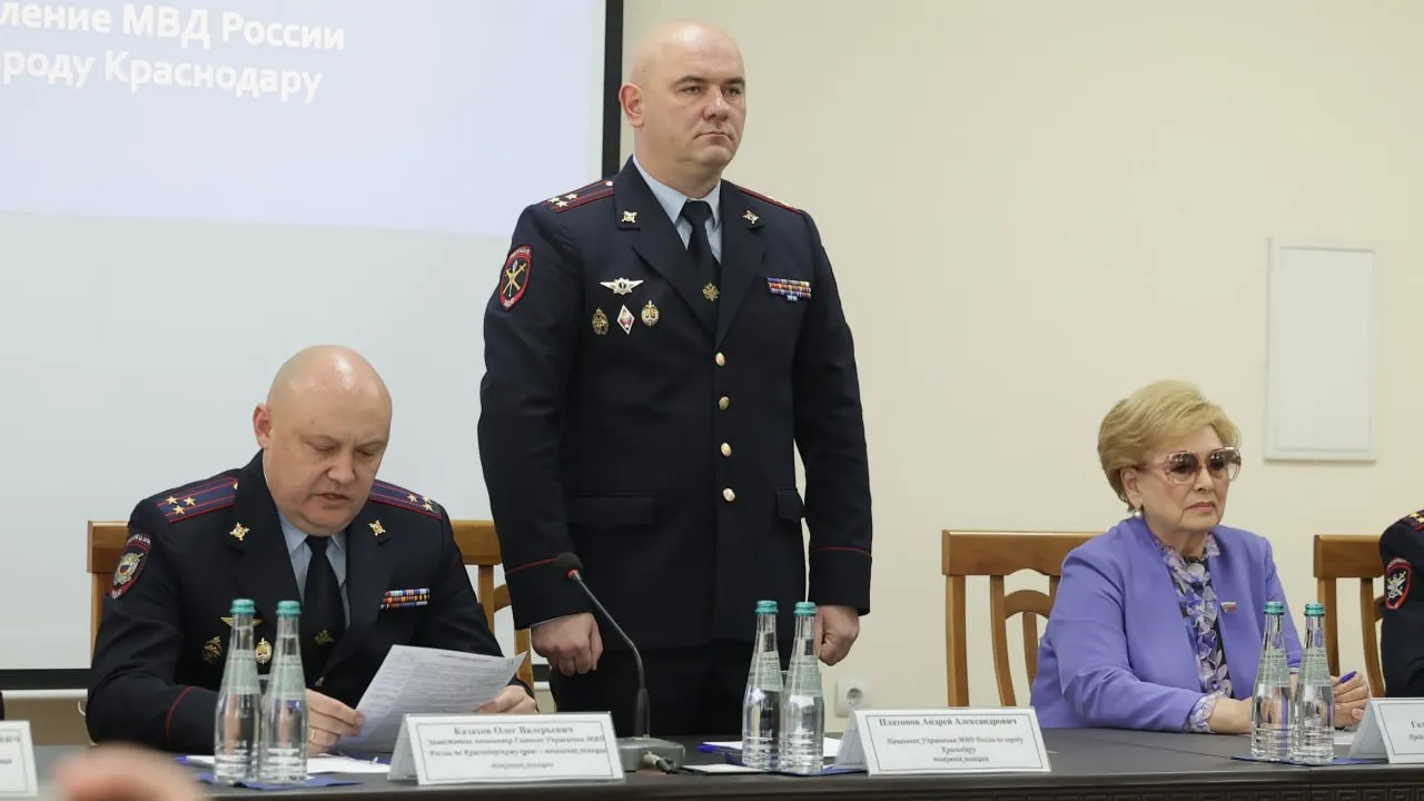 Новым начальником полиции Краснодара стал Андрей Платонов В своей речи Андрей Платонов обозначил ключевые задачи ведомства оперативное реагирование на обращения граждан взаимодействие с муниципальными властями и обеспечение безопасности жителей и гостей Краснодара В органах внутренних дел Андрей Платонов служит с 2004 года Карьеру начал оперуполномоченным в Краснодаре затем работал в подразделениях уголовного розыска Ранее занимал пост заместителя начальника ОМВД Геленджика а с 2019 года возглавлял отдел МВД России по Анапе Полковник полиции награжден медалями За боевое содружество и За доблесть в службе а также знаком Почетный сотрудник МВД Кроме того он является кандидатом в мастера спорта по стрельбе из боевого оружия Подписаться на kpkuban Читать нас в MAX