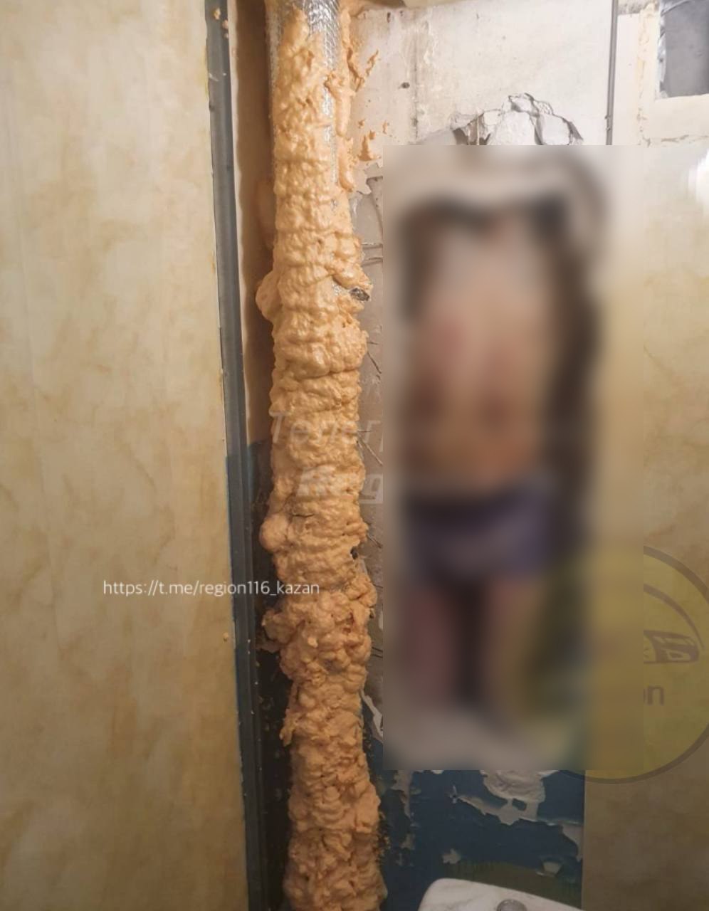 В Казани погиб мужчина, провалившись в вентиляционную шахту На Абсалямова 41-летний мужчина угодил в узкую шахту на 9 этаже, но на уровне магазина на первом этаже застрял. Прибывшие на место спасатели демонтировали стену, но мужчина уже скончался. Что стало причиной гибели выяснят эксперты. Фото: tg-канал «Регион116 Казань» Подписаться на «Вечерку»