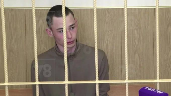 В Петербурге начали судить дезертира зарезавшего полицейского в Кингисеппе В 1 м Западном окружном военном суде начались слушания по делу дезертира Руслана Тимофеева передал наш корреспондент Прокурор заявил что Тимофеев обвиняется в дезертирстве и уклонении от военной службы в период частичной мобилизации В апреле 2025 года подсудимый оставил воинскую часть в поселке Каменка и проживал в деревне Загривье проводя время по своему усмотрению 23 апреля 2025 года в городе Кингисепп Ленинградской области Тимофеева остановил лейтенант полиции Алексей Семеновых для проверки документов Зная что его разыскивают за оставление части Тимофеев нанес полицейскому удар ножом в шею и скрылся с места происшествия 24 апреля Тимофеева задержали и отправили под стражу В связи с этим Тимофеев обвиняется в дезертирстве и посягательстве на жизнь сотрудника правоохранительных органов Если бы я поехал в армию я бы тоже там умер Поэтому я особо не хотел туда возвращаться а он пытался вернуть комментировал дезертир произошедшее Петербургскому телеканалу 78 весной 2025 года 20 летний Руслан Тимофеев уроженец Сланцев Ленинградской области С 2017 по 2021 год он состоял на учете в комиссии по делам несовершеннолетним и учился в специализированной школе закрытого типа куда был направлен решением суда за нанесение телесных повреждений и распитие алкогольных напитков Также Тимофеев какое то время находился в Свирской психиатрической больнице с диагнозом социализированное расстройство поведения Молодой человек покинул больницу самовольно Из медицинских справок следует что у Тимофеева отягощенная алкоголизмом матери наследственность и шизоидное расстройство личности В характеристиках с места учебы говорится что подсудимый принимал активное участие в творческих мероприятиях занимался музыкой и играл в оркестре на трубе Получив аттестат в 2021 году молодой человек поступил в Гатчинский педагогический колледж на специальность Компьютерные системы но вскоре был отчислен за прогулы После призыва на военную службу Тимофеев подписал контракт с Минобороны и получил должность механика водителя На сегодняшнем заседании Тимофееву продлили срок содержания под стражей до 2 мая 2026 года Мать погибшего лейтенанта Семеновых приехала в суд из Кингисеппа и выразила желание присутствовать на всех заседаниях Фото 78