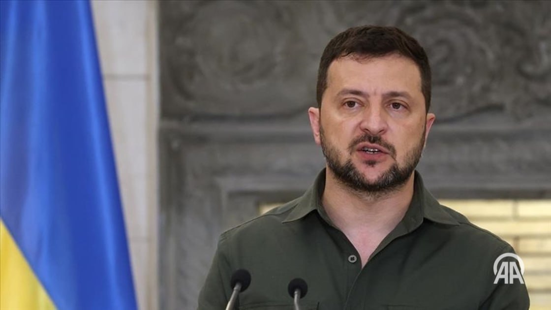 Президент Украины Владимир Зеленский внес в Верховную Раду представление назначения Юлии Свириденко на должность премьер-министра, сообщил народный депутат Александр Качура. Он также опубликовал в Телеграме фотографию соответствующего документа. По словам нардепа, утром 17 июля Комитет ВР по организации государственной власти рассмотрит представление. Как отметил народный депутат Ярослав Железняк, заседание комитета запланировано на 9.45. «Далее рассмотрение назначения премьера, состава правительства, отдельно МИД и Минобороны. Где-то к 16-17 должны завершить», - отметил Железняк. «Теоретически, еще предстоит утвердить программу действий Правительства. Но там это можно сделать позже», - добавил он. 24/7 в сутки с Агентством «Анадолу»