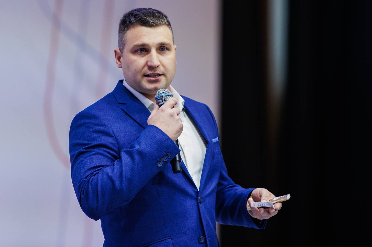 Кавалер двух орденов Мужества участник программы Время героев Эдуард Шонов назначен заместителем генерального директора АНО Федеральный центр беспилотных авиационных систем ФЦ БАС В мае прошлого года он стал одним из 83 участников программы Время героев инициированной Президентом России Владимиром Путиным и реализуемой Высшей школой государственного управления Президентской академии Комментируя свое назначение Эдуард Шонов отметил значимость и актуальность развития сферы беспилотных систем для всей страны Беспилотные системы уже доказали свою эффективность в десятках отраслей от мониторинга инфраструктуры до сельского хозяйства Наша задача ускорить внедрение этих технологий и подготовить кадры способные в будущем управлять беспилотной авиацией в России Программа Время героев нацеливает нас на новые вызовы и решение задач в интересах страны ФЦ БАС объединяет ведущих российских разработчиков и производителей БПЛА комплектующих и программного обеспечения Он расположен в столичном индустриальном парке Руднево Поздравляю Эдуарда Олеговича с назначением на эту ответственную должность В центре работают настоящие профессионалы которые создают модернизируют и тестируют самые передовые решения Здесь же проводят технологические турниры и готовят новое поколение специалистов Такой комплексный подход к развитию беспилотных авиационных систем принципиально важен для конкурентоспособности страны в данной области отметила заместитель Мэра Москвы Наталья Сергунина наставник Эдуарда Шонова в программе Время героев Ранее более 70 участников программы Время героев заняли новые должности в органах власти и общественных структурах Предпринимай с нами