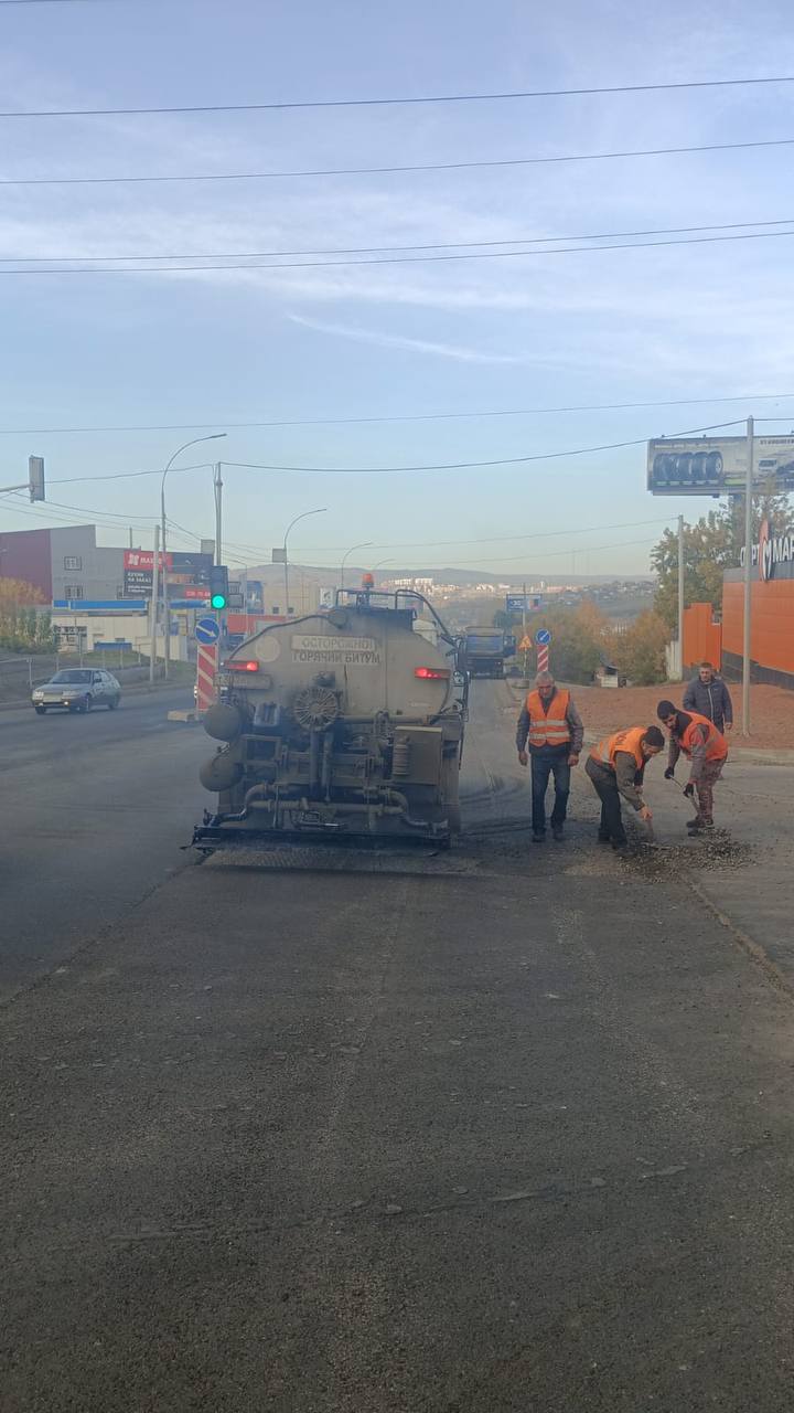 В теплые выходные в Красноярске ремонтировали дороги  Там укладывали асфальт, меняли бортовые камни, готовили основания под пешеходные дорожки. Среди них — улицы Семафорная, Инструментальная, Грунтовая, 2-я Брянская, Маяковского и Транзитная.   Всего сейчас в работе находятся 10 объектов, на 62 ремонт уже завершен.  Фото: УДИБ