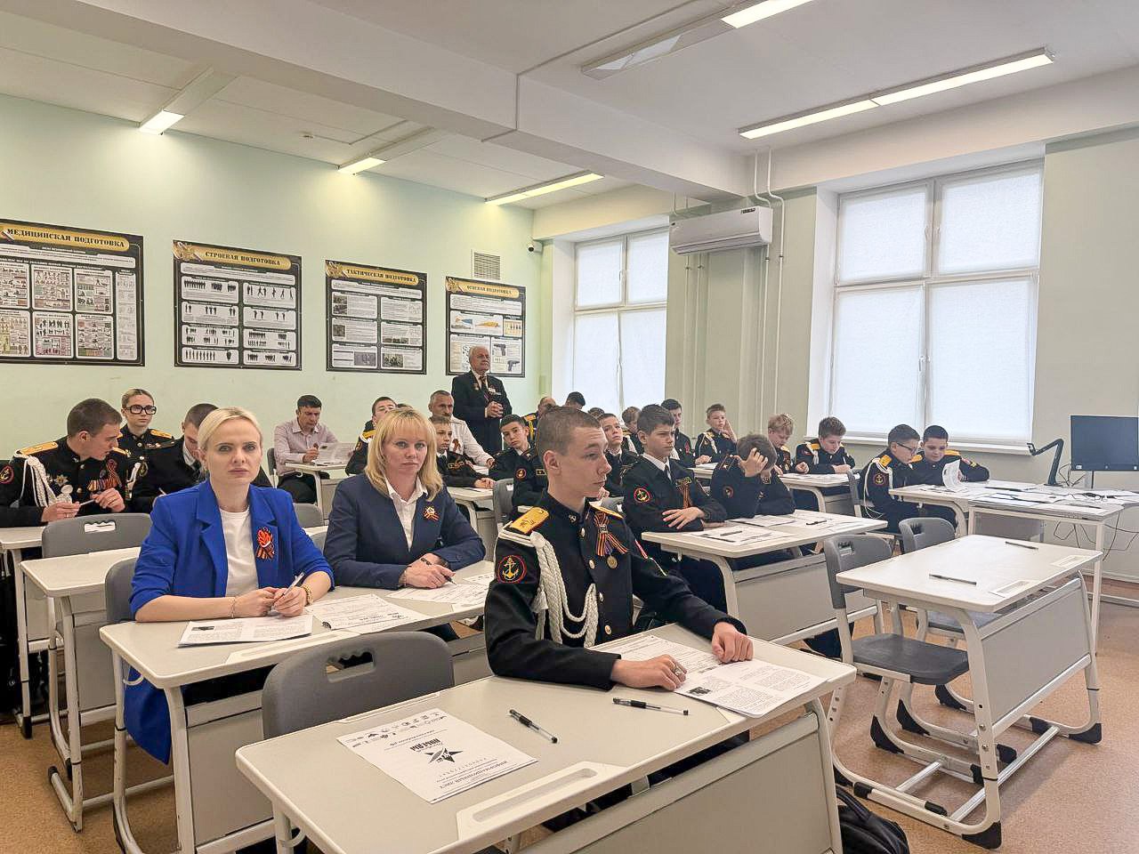 Более 1000 анапчан написали «Диктант Победы» Седьмую Международную историческую акцию посвятили 80-летию Победы в Великой Отечественной войне. 19 площадок на территории города-курорта открыли двери для всех желающих - школьников, их родителей, представителей казачества, полиции, прокуратуры, городских служб и предприятий, неравнодушных жителей. В этом году часть вопросов диктанта посвятили теме СВО. Участники отметили, что во время выполнения заданий почувствовали связь поколений, которые готовы ответить на каждый новый вызов и самоотверженно встать на защиту Отечества. Организаторами традиционной акции выступили Российское историческое общество, Российское военно-историческое общество, партия «Единая Россия» и Всероссийское общественное движение «Волонтеры Победы».
