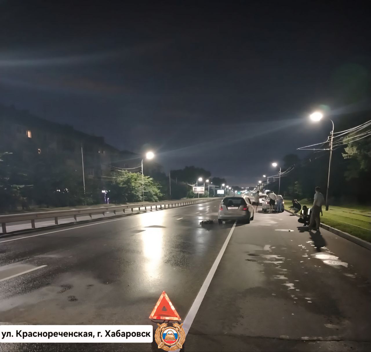 Лежавшая на дороге хабаровчанка погибла под колёсами авто  По какой причине она легла на дорогу, устанавливает следствие.  В Хабаровске на Краснореченской, 52 "Хонда Фит", ехавший в направлении Репина, переехал лежавшую на дороге женщину, отчего она погибла.  По данным Госавтоинспекции, её личность устанавливается, на вид ей около 25 лет.     Подписаться Написать нам: