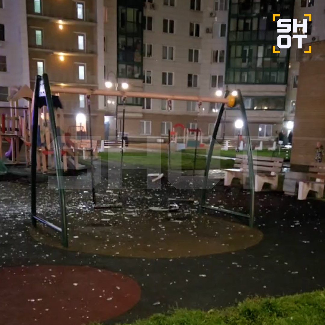 Взрыв прогремел в квартире многоэтажного дома в подмосковном Красногорске Часть стены вырвало взрывной волной Выбиты стёкла минимум в пяти квартирах По данным SHOT мощный взрыв произошёл в квартире на 13 м этаже на бульваре Космонавтов около 40 минут назад Стёкла и куски фасада здания разбросаны по всему двору В квартире могли находиться люди информация о пострадавших уточняется К месту взрыва приехала скорая и полиция территория оцеплена Причины взрыва выясняются Го в MAX max ru shot