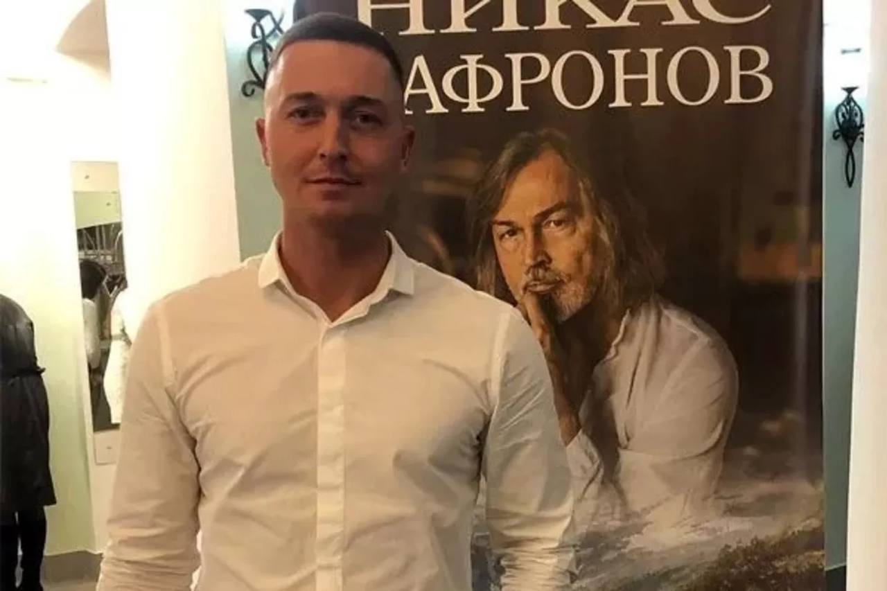 Сын Никаса Сафронова оказался на волосок от смерти из-за спортивной добавки Один из сыновей художника Никаса Сафронова Дмитрий едва не умер из-за спортивного протеинового коктейля. Мужчина рассказал, что друг угостил его напитком на основе сои. После этого у Дмитрия началась сильнейшая аллергическая реакция. Он отметил, что не сразу понял, что с ним происходит. Дмитрий начал кашлять, хрипеть и тяжело дышать в первые несколько минут после того, как выпил коктейль. Сафронов вспомнил, что недалеко от него находится больница, и поехал туда. По дороге сын художника едва не потерял сознание и нарушил несколько правил дорожного движения. «Буквально через 5 минут я просто начинаю задыхаться, теряю сознание, я просто не понимаю, что делать. Вспоминаю, что рядышком есть поликлиника, лечу быстро в эту поликлинику, везде на красный свет. Еду, дышу тяжело, весь посинел, просто реально весь стал синий. Думаю: "Все, сейчас отрублюсь", и забегаю просто в поликлинику», — цитирует Дмитрия Telegram-канал Mash. Врачи сразу поняли, что у мужчины отек Квинке и быстро оказали помощь. Специалисты отметили, что еще 15 минут, и Дмитрия нельзя было бы спасти. «Они все в панике, в кабинет вбежало человек 10, наверное. Два укола в вену мне быстренько вкололи. Смотрю, понемногу становится лучше. Врач сказала, у меня случился отек Квинке из-за этого протеинового коктейля», — рассказал Сафронов-младший. 7Дней