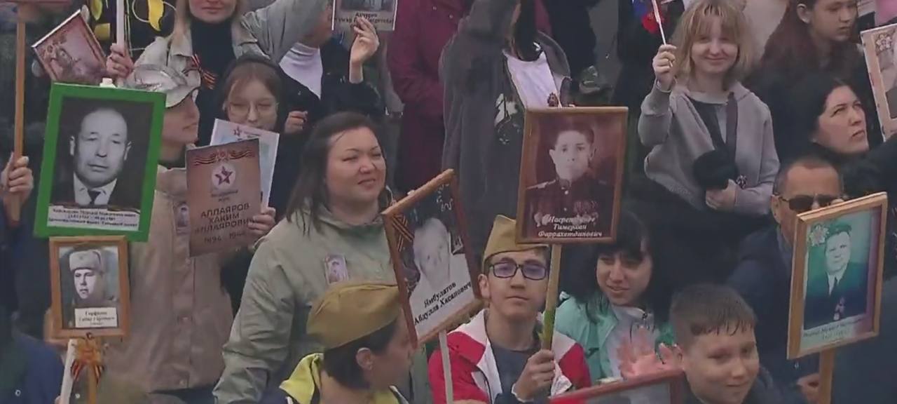 В Уфе началось шествие Бессмертный полк. На него пришли около 200 тысяч человек. Подписаться Прислать новость
