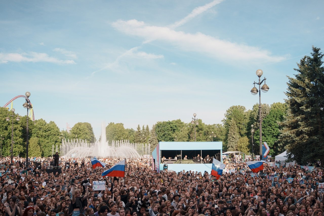 12 июня в Петербурге в восьмой раз пройдет ежегодный открытый молодежный фестиваль «Блогеры России»     В Приморском парке Победы в День России выступят Валя Карнавал, Юля Гаврилина, группа Wildways, Милана Хаметова, Rahkim и другие известные блогеры и музыканты.   Кроме того, посетители смогут принять участие в  тематических мастер-классах, флешмобах, конкурсах. Еще на фестивале пройдут автограф-сессии российских блогеров и лекторий с инфлюенсерами.   В финале фестиваля участники и гости создадут флаг России из 30 тысяч белых, синих и красных ленточек в рамках флешмоба «Воздушная красота». Затем триколор поднимется в небо.   Вход на фестиваль бесплатный. Приходите, чтобы отметить День России в компании любимых артистов, родных и друзей!