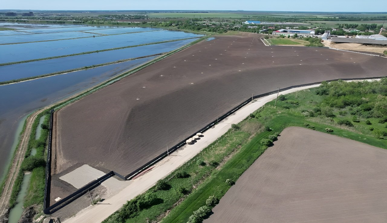 В 2024 году в Краснодаре рекультивировали свалку по улице Нагорной и реконструировали 180 контейнерных площадок   Рекультивация полигона площадью 15 гектаров стала возможна благодаря федеральному проекту «Чистая страна» нацпроекта «Экология». Выполнен весь комплекс мероприятий. На участок нанесли плодородную почву и посеяли газон.  В 2024 году реконструировали 180 контейнерных площадок в разных микрорайонах города, обшили металлопрофилем и привели к единым стандартам. С несанкционированных мест вывезли более 379 тысяч кубометров мусора.  Читайте нас:    Телеграм     ВК     Дзен