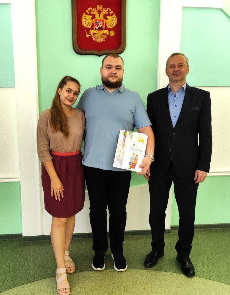 В Томской области молодоженам дарят сертификат на оценку репродуктивного здоровья Сегодня в рамках торжественного мероприятия в отделе ЗАГС города Томска и Томского района молодоженам Владиславу и Полине Ефименко вручили подарочный сертификат на прохождение обследования по подготовке к рождению ребенка в Областной перинатальный центр имени И.Д. Евтушенко и памятный адрес от губернатора Томской области Владимира Мазура. Молодую семью поздравили заместитель губернатора Томской области по правовым вопросам Максим Филиппов, начальник департамента здравоохранения Томской области Роберт Фидаров и начальник департамента ЗАГС Томской области Юлия Гетманенко. Владислав и Полина Ефименко — выпускники магистратуры дорожно-строительного факультета ТГАСУ — поженились на Всероссийском свадебном фестивале «Россия. Соединяя сердца». Владислав совмещает учебу в вузе с индивидуальным предпринимательством, становился победителем и призером соревнований Томской области по регби на снегу. Полина активно участвует в жизни университета, а также работает специалистом по охране труда и экологии в компании «Сибирские ресурсы». Совместная поездка в Москву и регистрация брака на Всероссийском свадебном фестивале стала для молодых людей незабываемым приключением и ярким стартом семейной жизни. «Поздравляю молодоженов со знаменательным для них днем. Хочу напомнить, что забота о здоровье – фундамент крепкой семьи, а осознанное планирование – залог счастливого родительства. Сертификат позволит молодым семьям позаботиться о репродуктивном здоровье», — отметил начальник Департамента здравоохранения Томской области Роберт Фидаров. Подарочный сертификат на комплексное обследование репродуктивного здоровья в Областном перинатальном центре им. И.Д. Евтушенко смогут получить молодожены, зарегистрировавшие свой брак в отделениях ЗАГС Томска и Томской области. В рамках обследования предусмотрены консультации ведущих специалистов, современные методы диагностики и индивидуальные рекомендации.