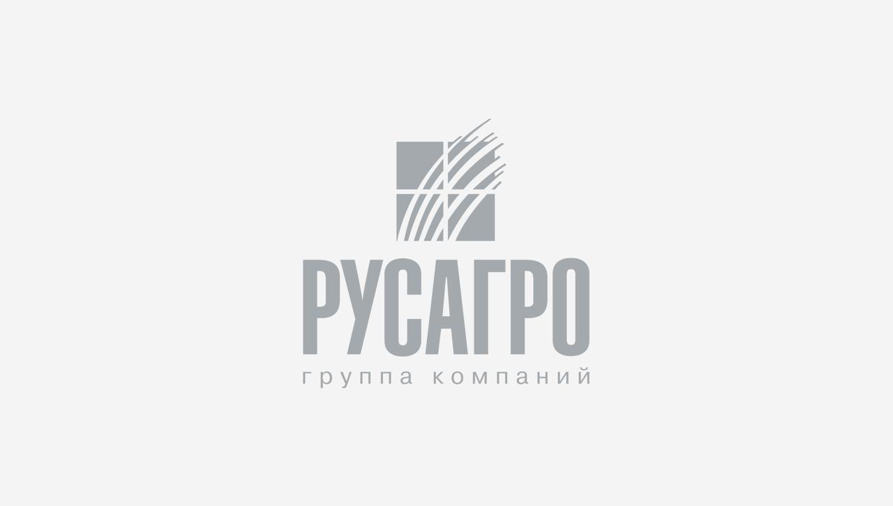 Вот так новость… Годовое общее собрание акционеров ГОСА Русагро снова признано несостоявшимся из-за отсутствия кворума. Ранее совет директоров рекомендовал не выплачивать дивиденды за 2024 год, так что не обольщайтесь — дивидендов нам, скорее всего, долго ждать. Но зато акции компании сейчас стоят недорого! Повторное собрание акционеров назначено на 8 августа, и там уже надеются собрать нужный кворум, чтобы принять решение. Пока же всё остаётся в подвешенном состоянии, а прошлый раз дивиденды Русагро платила ещё в первом полугодии 2021 года. Посмотреть другие новости можно здесь.