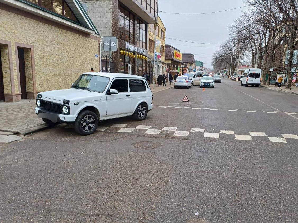 В Ессентуках несовершеннолетний водитель допустил наезд на детей-пешеходов   По предварительной информации, 4 февраля примерно в 12 часов 15 минут на улице Гагарина, водитель «Лада Нива», не имеющий права управления, двигаясь со скоростью, не обеспечивающей постоянного контроля за движением транспорта,  допустил наезд на двух несовершеннолетних пешеходов, переходивших проезжую часть вне пешеходного перехода.    В результате автоаварии один из пешеходов, 10-летняя жительница Предгорного округа, госпитализирована с травмами в больницу Ессентуков. Второму 10-летнему пешеходу была оказана разовая помощь,  девочка отпущена домой.   ⏺Установлено, что водитель, 17-летний житель г. Ессентуки, не имеет водительского удостоверения. За последние два года привлекался к административной ответственности один раз.  По факту автоаварии проводится проверка. Детальные обстоятельства происшествия уточняются.