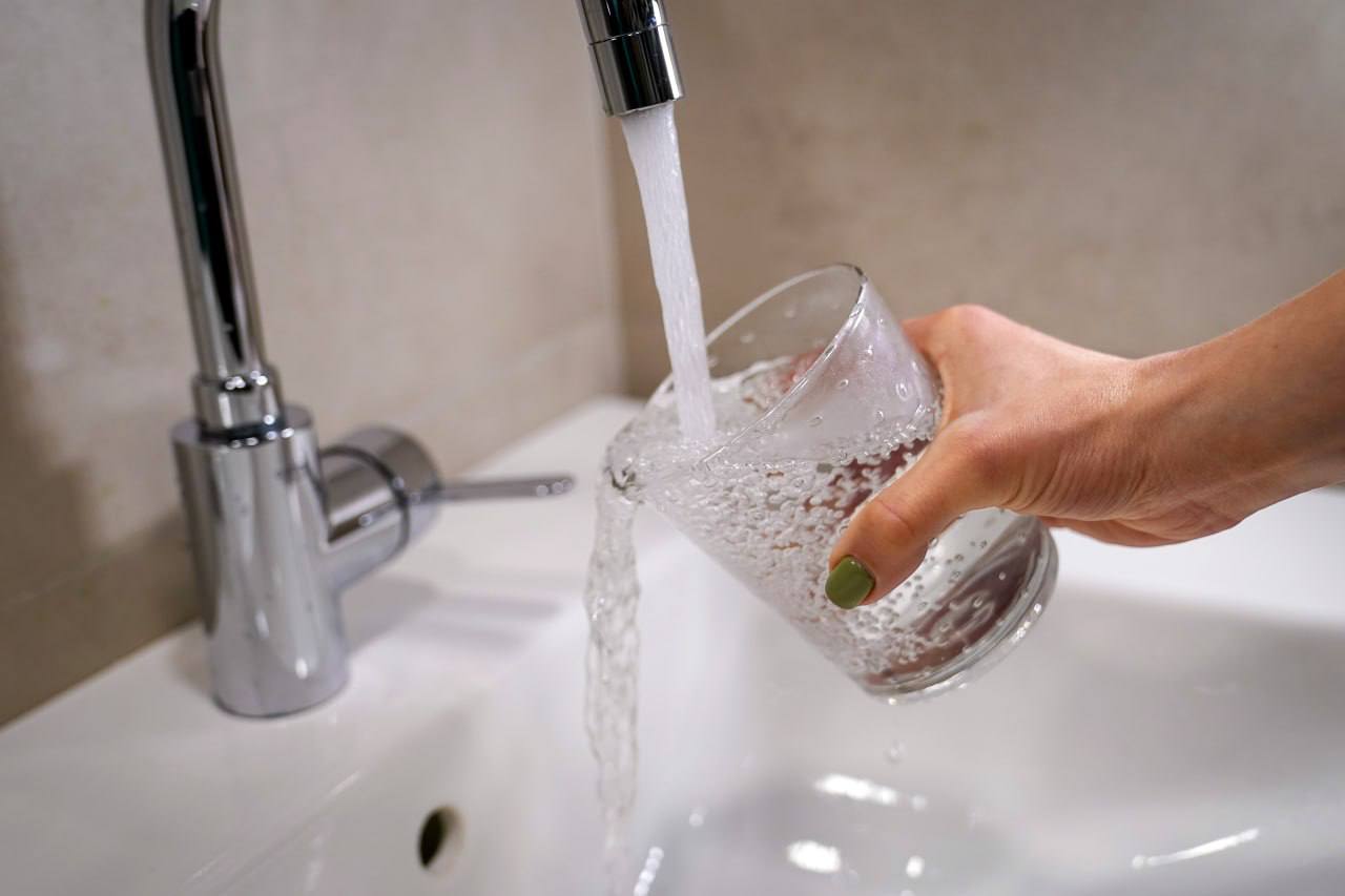 Более 1 млрд кубометров воды прошло через станции водоподготовки в 2025 году В среднем ежедневно в распределительные сети поступало около 3 млн кубометров воды Чистую питьевую воду поставили жителям столицы и ближайшего Подмосковья Водоподготовка осуществляется на Западной Рублевской Восточной и Северной станциях Для производства питьевой воды применяем классическую двухступенчатую технологию дополняя её современными методами например озоносорбцией или мембранной ультрафильтрацией Питьевая вода поступает в городскую сеть водоснабжения самую протяженную в стране Ее длина превышает 13 тыс км Перед тем как вода попадет в трубы и краны горожан на станциях водоподготовки в неё добавляется гипохлорит натрия Он надежно защищает от бактерий и микроорганизмов при транспортировке и безопасен для потребителей АО Мосводоканал контролирует качество питьевой воды на всех этапах её подготовки Специалисты анализируют 200 физико химических и биологических показателей Обязательно проверяют качество воды на выходе со станции водоподготовки Больше о событиях Москвы в каналах Мэра Москвы Сергея Собянина и Городское хозяйство Москвы в MAX