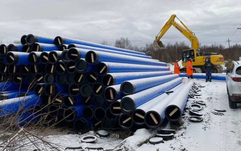 Мурманская область в тройке лидеров СЗФО по обновлению коммунальных сетей С 2022 года по двум федеральным программам в регионе заменили 43 км сетей при поддержке федерального бюджета и Фонда национального благосостояния В целом по Северо Западу за это же время обновили 251 км сетей и 131 объект ЖКХ Проблем с износом накопилось много но работу ведут планомерно в том числе по нацпроекту Инфраструктура для жизни В Мурманской области модернизация идёт и по региональным программам Всего за 7 лет заменили порядка 375 км сетей тепло и водоснабжения В 2026 году в Мурманске и Кольском округе обновят ещё больше 14 км Министерство информационной политики Мурманской области Подписаться Прислать новость