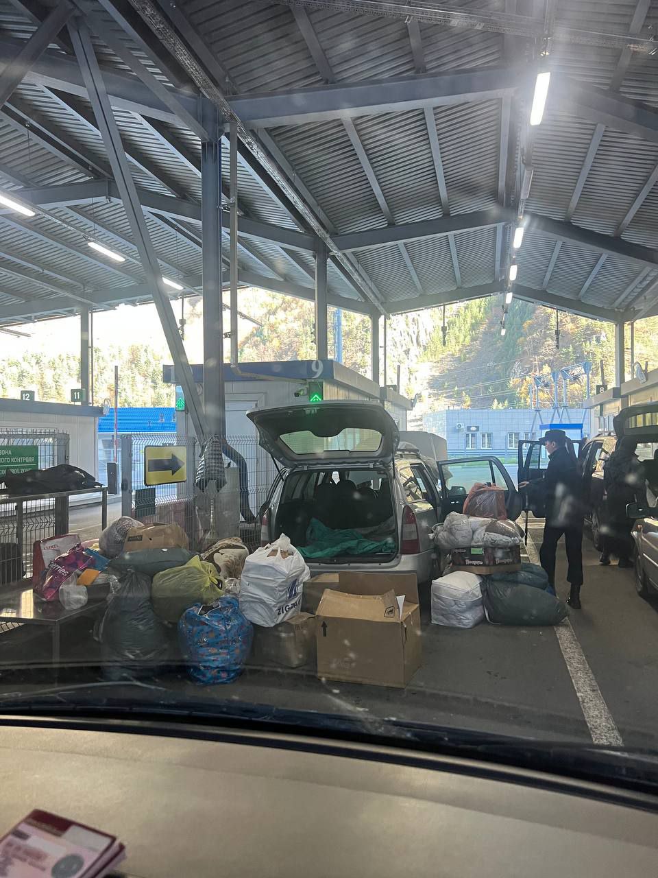 Движение и пропуск на сухопутной границе Грузии и России осуществляется в штатном режиме однако проверок стало больше Согласно информации от проехавших КПП Даръяли и Верхний Ларс а также сообщений от перевозчиков среднее время проезда в начале ноября до начала снегопадов составляет около 1 2 часов Напомню что с 1 октября 2025 года работа в пункте пропуска Верхний Ларс для большегрузов регулируется электронной очередью То есть проехать границу без предварительной записи фурам теперь невозможно Также по сообщениям проехавших осенью достаточно чаще стали досконально проверять проезжающие автомобили Проверки носят не общий характер а просят достать все вещи как на фото и просвечивают дно салон отодвигают внутреннюю обшивку Сайт Телеграм Инстаграм YouTube