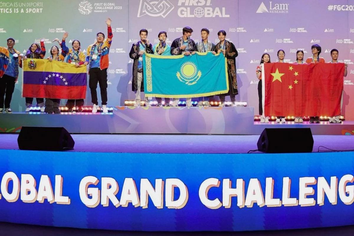 Казахстанские школьники стали четырехкратными чемпионами мира по робототехнике в Панаме Национальная сборная Казахстана по робототехнике вновь одержал ошеломительную четвертую подряд победу на Всемирной Олимпиаде FIRST Global Challenge FGC 2025 в Панама Сити передаёт BAQ KZ со ссылкой на министерство просвещения Соревнуясь с командами из 190 стран мира наши школьники не просто заняли первое место но и завоевали сразу две высшие награды в самых престижных номинациях GRAND CHALLENGE AWARD золото Главная награда турнира присуждаемая абсолютным чемпионам установившим рекорд в квалификационных играх роботов ALBERT EINSTEIN AWARD золото Высшая судейская награда за демонстрацию выдающихся инженерных разработок технического мастерства командной работы и лидерства Эта премия присуждается за комплексное превосходство и инновации В этом году в состав сборной в ходе национального отбора среди 40 команд вошли ученики 9 10 классов NIS Алматы Медеу Рашат Досымжан Даулет Ілияс Орынбасаров Алихан Әсетұлы Мадиар и Турсымбаев Нурасыл Тренеры национальной сборной Дулат Байтуленов Нурдаулет Досмагамбет и Асылбек Мурзахметов Четыре победы подряд на Всемирном чемпионате Женева 2022 Сингапур 2023 Греция 2024 Панама 2025 делают Казахстан абсолютным мировым лидером в международной STEM образовательной арене Этот результат не имеет аналогов в истории FGC Мы доказали всему миру Казахстан это не только страна богатых ресурсов но и страна интеллектуального потенциала и высоких технологий При этом важно отметить что состав сборной ни разу не повторялся ежегодно защищать честь страны едут новые участники отметил руководитель ОФ USTEM Foundation Асылбек Мурзахметов Напомним что тема чемпионата Eco Equilibrium была посвящена решению глобальных экологических проблем и сохранению биоразнообразия Команда казахстанцев продемонстрировала уникальный подход к восстановлению экосистем разработав робота который смог максимально эффективно убирать барьеры препятствующие распространению жизни на игровом поле с беспрецедентной точностью размещать единицы биоразнообразия в различных экосистемах и успешно выполнять сложную финальную задачу приносящую максимальное количество очков