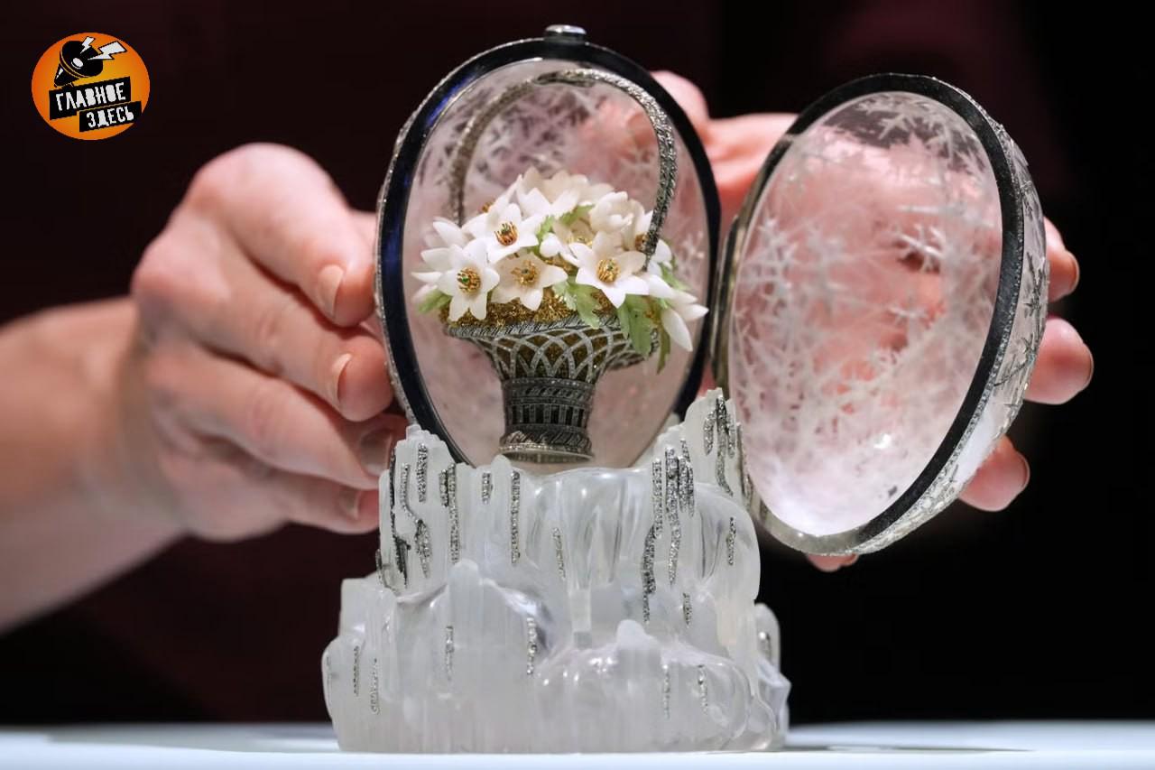 Хрустальное яйцо Фаберже выставят на торги Цена лота 26 4 млн более 2 млрд рублей Речь о Зимнем яйце одном из семи оставшихся в частных коллекциях Яйцо выполнено из хрусталя и украшено снежинками из платины и бриллиантов Оно было подарено Николаем II своей матери императирице Марии Федоровне в 1913 году Главное здесь Подписывайтесь