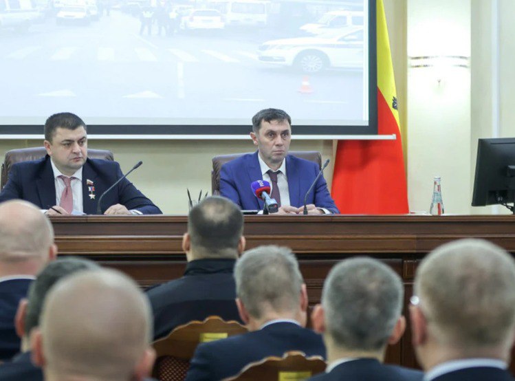 Воронежские управы отчитались о благоустройстве и поддержке участников СВО На еженедельном планерном совещании в администрации Воронежа главы районных управ представили отчеты о результатах работы за 2025 год и планах на ближайшее будущее С докладами выступили руководители Центрального и Левобережного районов Они рассказали о проведении благоустройства и социальной поддержке РЕМОНТ И СОХРАНЕНИЕ ИСТОРИИ Руководитель управы Центрального района Игорь Галкин рассказал о значительном объеме работ по обновлению инфраструктуры В отчетном периоде был проведен ремонт тротуаров на 9 ключевых участках включая площадь Ленина и улицы Пятницкого Софьи Перовской Степана Разина Загоровского Лесная поляна и автодорог на 23 участках общей протяженностью 1 6 км Помимо этого был отреставрирован арт объект стела Слава Советской науке На 16 дворовых территориях установлены новые элементы благоустройства Особый акцент был сделан на внедрении современных технологий и поддержке гражданских инициатив Шесть контейнерных площадок оборудованы комплексами фото и видеофиксации с нейросетевыми алгоритмами для контроля нарушений При активной поддержке управы был реализован проект уличного комитета 12 по устройству тротуарной сети на улице Пятницкого в рамках конкурса ТОС Подробнее