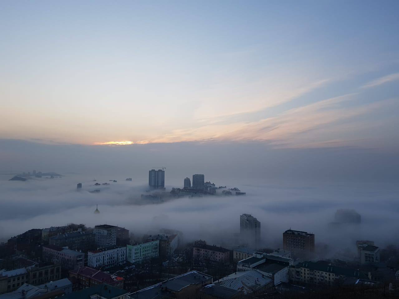 Во Владивостоке на выходных погода сменится туманом — сильная жара спадет В последние выходные июля атмосферные фронты обусловят в Приморском крае неустойчивую погоду. Во многих районах временами будут идти кратковременные дожди с грозами. Температурный режим без резких изменений: минимальная температура +17…+23гр, максимальная +25…+33гр. Во Владивостоке в субботу, 26 июля, ночью и утром туман, не исключён небольшой дождь. Температура воздуха +20…+22гр. Днём с прояснением, воздух прогреется до +25…+28гр. В воскресенье преимущественно без осадков, в ночные и утренние часы опять местами появится туман. Температурный режим немного ниже, чем в субботу. Админу
