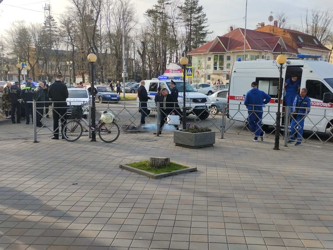 По сообщению очевидцев по Ленина в Апшеронске на дороге сбили ребенка Это случилось сегодня утром на участке между лицеем 1 и музеем Сообщается что ребенок на велосипеде в оранжевой куртке попал под КамАЗ к сожалению он не выжил На месте происшествия находятся все службы Фото очевидцев Апшеронский рабочий