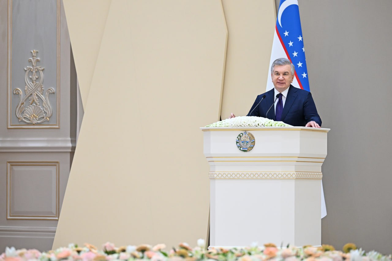 В резиденции Куксарой стартовал диалог президента Шавката Мирзиёева с молодежью К встрече подключились более 60 тысяч молодых людей из Каракалпакстана регионов и Ташкента Глава государства отметил что в лице более чем 22 млн молодых граждан страна видит мощную экономическую социальную и политическую силу Он подчеркнул что каждый руководитель от министров до директоров школ должен уделять больше внимания молодежи помогать с обучением профессией спортом и поддержкой идей и стартапов чтобы ни один молодой человек не остался без внимания Президент также привел результаты последних лет школьники завоевали 66 золотых 147 серебряных и 221 бронзовую медали на международных олимпиадах более 500 студентов обучаются в ведущих вузах мира включая Гарвард Йель и Принстон свыше 3 5 тысячи молодых людей учатся в университетах из топ 100 63 стартапа вышли на рынки США Южной Кореи Великобритании и ОАЭ молодые спортсмены завоевали более 2 тысяч медалей на международных соревнованиях молодежь составляет 35 всех предпринимателей в стране Подписывайтесь на Repost