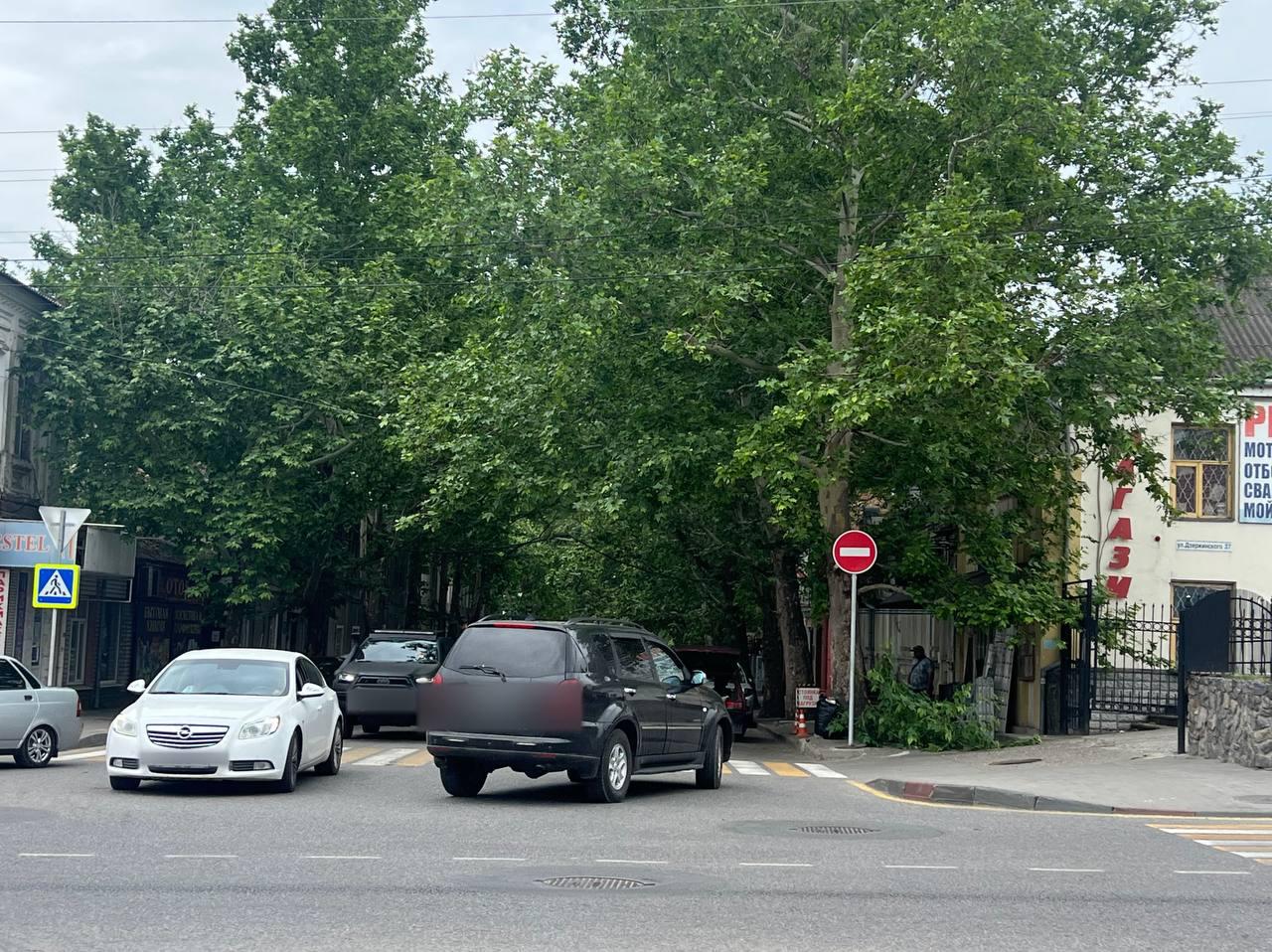 В Мелитополе на перекрестке улиц Карла Маркса и Екатерины Великой район Краеведческого музея установлен знак «Проезд запрещен» Учитывайте при планировании движения.