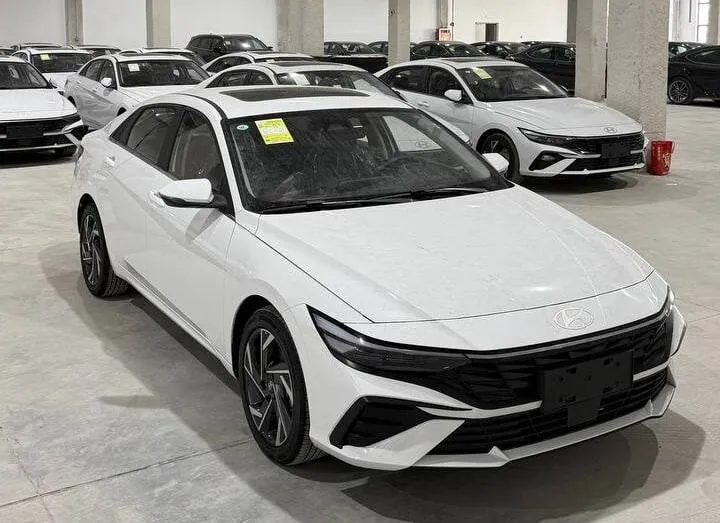 Импорт б у авто из Кореи в Россию рухнул почти на 60 За январь апрель 2026 года ввезено 9 288 машин старше трех лет что на 59 4 меньше чем годом ранее По данным главы Автостата Сергея Целикова падение связано с утильсбором на мощные автомобили свыше 160 л с из за чего объем ввоза таких машин сократился в восемь раз Лидерами ввоза остаются Kia 31 2 и Hyundai 17 5 Чаще всего в РФ везут Kia K5 Kia K3 и Hyundai Sonata