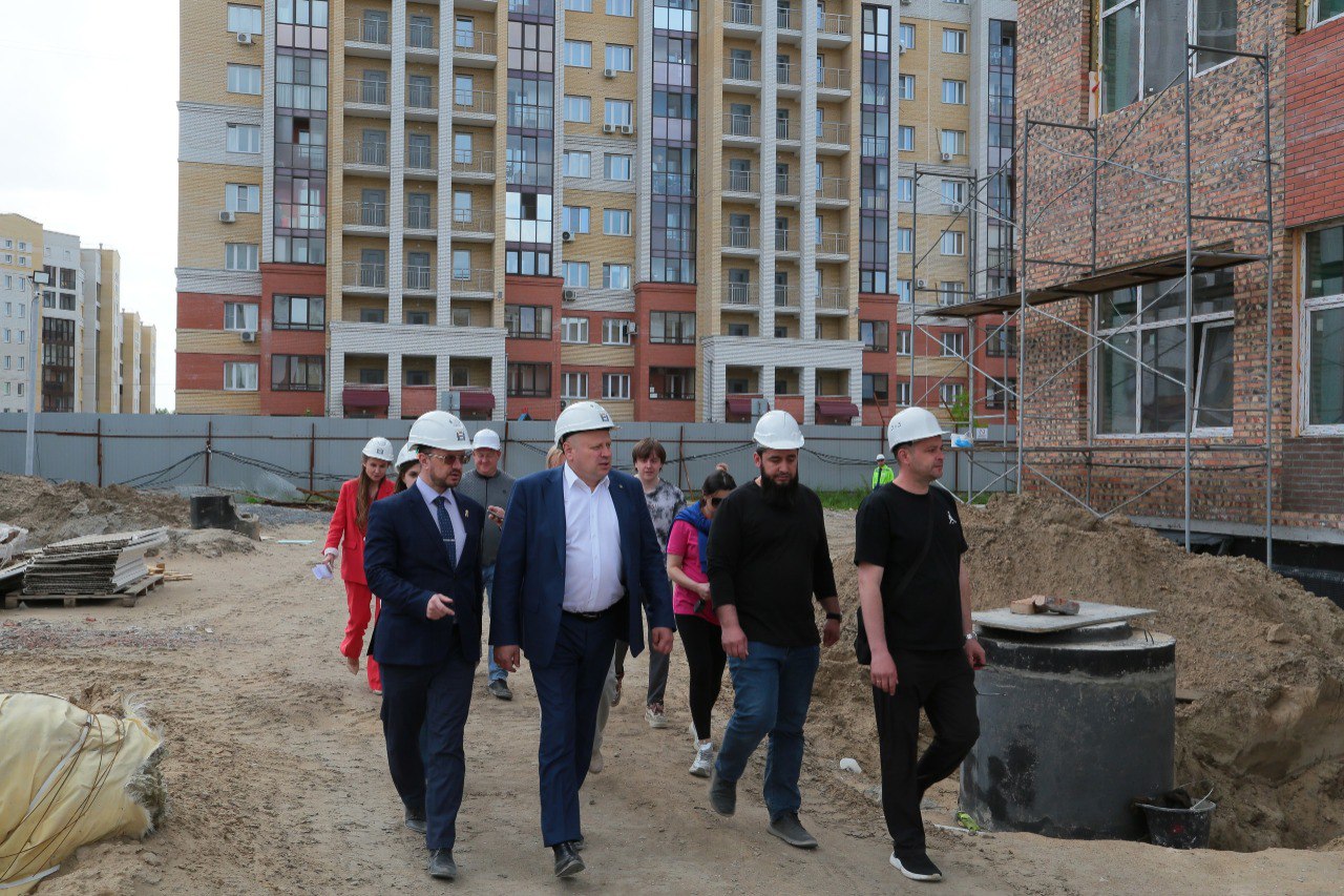 В очередной раз побывали на стройплощадке школы № 155 в микрорайоне «Серебряный берег», оценили темпы возведения объекта. Сейчас в наружных и внутренних работах задействованы 170 человек. Конструктив готов полностью, остались только входные группы и часть окон — они находятся в производстве и будут установлены в течение 2-х недель. Внутри параллельно идут инженерные и отделочные работы. Территория вокруг школы освобождается от ненужных материалов, чтобы строители смогли приступить к благоустройству. Срок строительной сдачи объекта — 16 июля, подрядчик выражает уверенность, что с задачей справится. Со своей стороны, занимаемся вопросами оснащения образовательного учреждения и комплектацией педагогического состава. С директором определились. Возглавила новую школу Наталья Александровна Васильева — человек с серьезным профессиональным опытом. Ранее она трудилась на руководящих должностях в системе образования, в том числе работала в качестве первого заместителя директора профильного департамента.