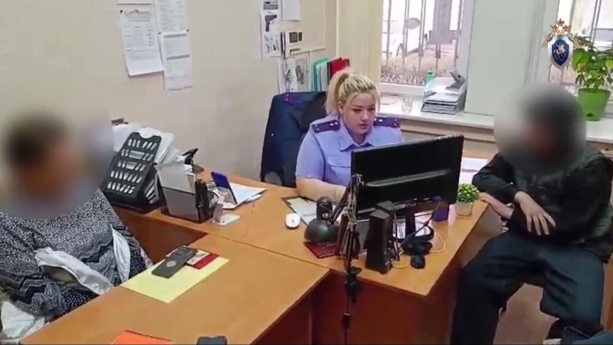 Агрессивных подростков в России предложили принудительно эмансипировать признавать дееспособными Как подчеркнули в Общественной палате это позволит назначить им справедливое наказание Несовершеннолетние которые регулярно совершают серьезные насильственные преступления и фактически не поддаются перевоспитанию должны отвечать перед законом не как дети а как взрослые Сейчас эмансипация подростка может быть лишь добровольной Поводом для обсуждения стало избиение 62 летнего прохожего двумя подростками 17 и 16 лет в апреле в Липецке Сообщается что они сделали это ради съемки контента и лайков Однако за серьезное избиение молодые люди получили лишь два года условно Подпишитесь на нас в ТГ MAX ВК Прислать материал