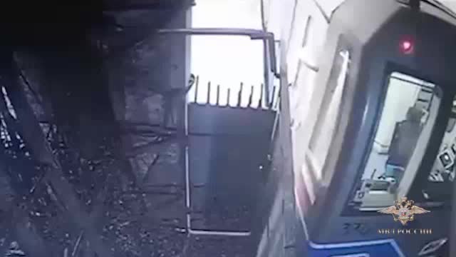 Двое мужчин задержаны за незаконное проникновение в тоннель метрополитена на станции Марксистская