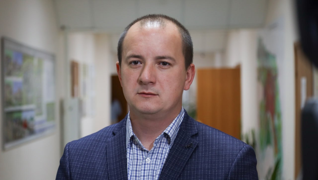 Главный эколог Нижневартовска ХМАО Попенко задержан. Источники «Погон» сообщают, что фигурант уголовного дела о нарушениях на полумиллиардном мусорном полигоне, предварительно, обвиняется в превышении должностных полномочий. Ранее проверка ФСБ, прокуратуры и Счетной палаты выявила нарушения при реализации нацпроекта «Экология» на 19 миллионов рублей. По результатам строительно-технической экспертизы, ущерб составил более 166 миллионов рублей. Уголовное дело в отношении Попенко было возбуждено летом 2024 года. Все это время начальник управления природопользования оставался на свободе, ходил на работу и давал комментарии прессе о новых экопроектах, власти отказались увольнять его до завершения расследования. В марте арестовали подрядчиков – руководство самарского «Экостроя» Катусова и Остапенко обвинили в подделке документов по рекувальтивационным работам. Аналогичные нижневартовскому кейсу случаи были зарегистрированы в Астраханской, Воронежской, Новгородской, Ростовской, Кировской, Саратовской областях, чукотском Анадыре, в Крыму и Приморье. Главный политический канал Урала