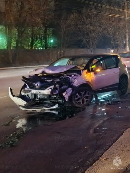 На Глаголева пострадало несколько человек при столкновении двух иномарок Сегодня 9 ноября вечером в областном центре на улице Глаголева столкнулись автомобили Renault Kaptur и Volkswagen Polo ГУ МЧС Калужской области сообщает что пострадало несколько человек Но их количество и состояние не уточнили На месте происшествия работали патруль ГИБДД спасатели и медики скорой помощи Для ликвидации последствий ДТП были задействованы 9 человек и 3 единицы техники Обстоятельства инцидента устанавливаются Подписаться