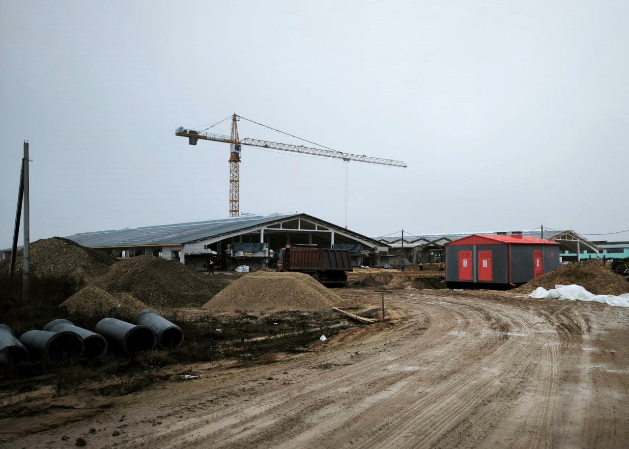 Председатель КГК Витебской области проинспектировал ход строительства новых сельскохозяйственных объектов в Дубровенском районе Владимир Годяцкий изучил ход реконструкции комплекса по производству инкубационного яйца в филиале Генетик Дубровно ОАО Смолевичи Бройлер и строительства новых молочнотоварных комплексов в ОАО Правда С и СУП КУСХП им Черняховского Особое внимание уделено срокам и качеству выполнения работ Также изучена ситуация по наведению порядка на сельскохозяйственных объектах Дубровенского района Кроме того председатель КГК Витебской области провел прием граждан Жители Дубровенского района обращались по вопросам строительства и электрификации жилья Отдельно рассмотрен проблемный вопрос связанный с подвозом в школу ребенка из отдаленной деревни в которой фактически проживает одна семья В ближайшее время должно быть выработано оптимальное решение по этой ситуации Вопрос находится на контроле КГК