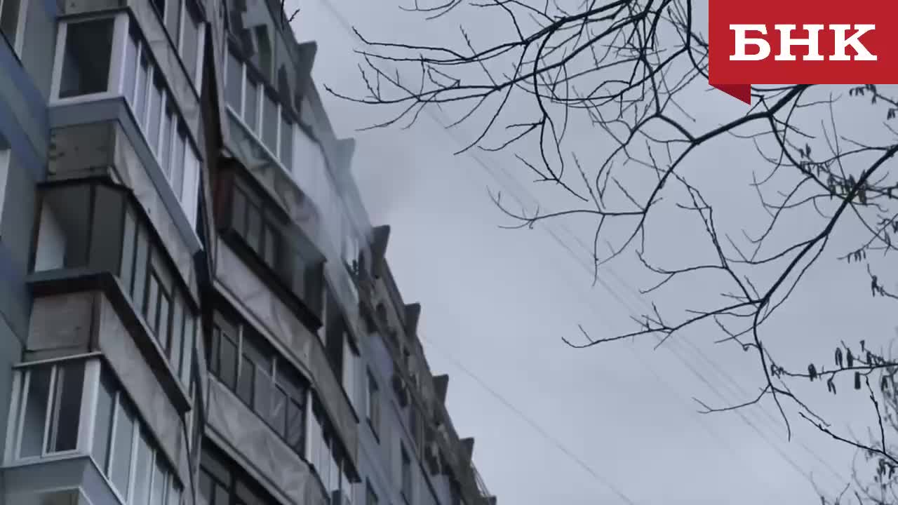 Пожары в жилом доме и торговом центре: пожарные на месте происшествий