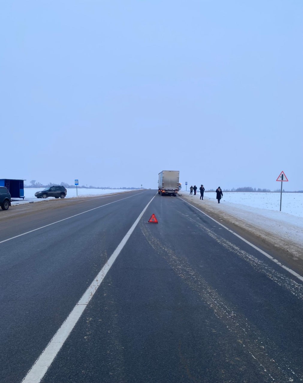 На орловской трассе под колесами большегруза погибла женщина ДТП произошло вчера в 7 30 на 114 км автодороги Орел Тамбов Как сообщили в сводке орловской ГАИ 70 летняя женщина переходила дорогу вне пешеходного перехода ее сбил большегруз В результате женщина пешеход скончалась на месте до приезда скорой помощи Фото Орловской Госавтоинспекции Perviy Oblastnoi Мы в МАХ