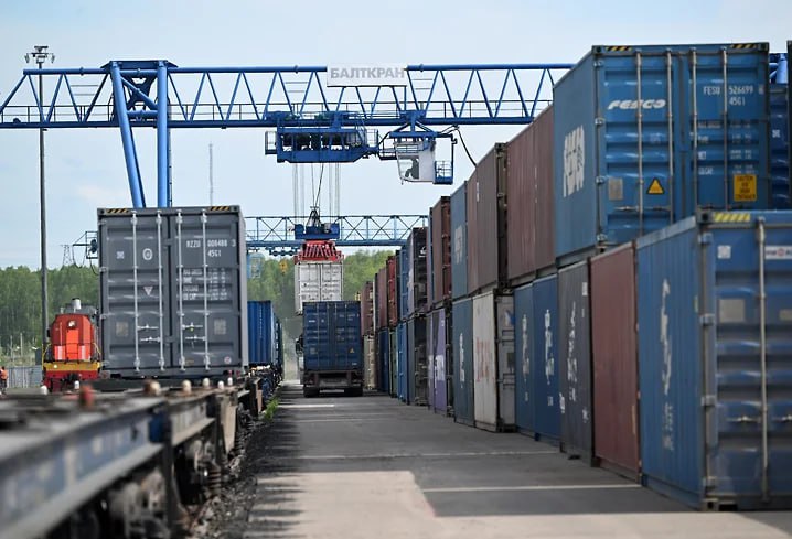 В 2025 году грузооборот на сети ОАО РЖД сократился на 1 8 сообщил Ъ источник близкий к компании Несмотря на падение погрузки компания показала увеличение доходов EBITDA и прибыли от продаж за этот период В то же время чистый долг ОАО РЖД для снижения которого рассматривается в том числе продажа части активов увеличился в 2025 году на 20 В 2026 году перед компанией стоит задача увеличить перевозки грузов но при нынешней экономической конъюнктуре это будет непросто отмечают аналитики jkinvest news jkinvest