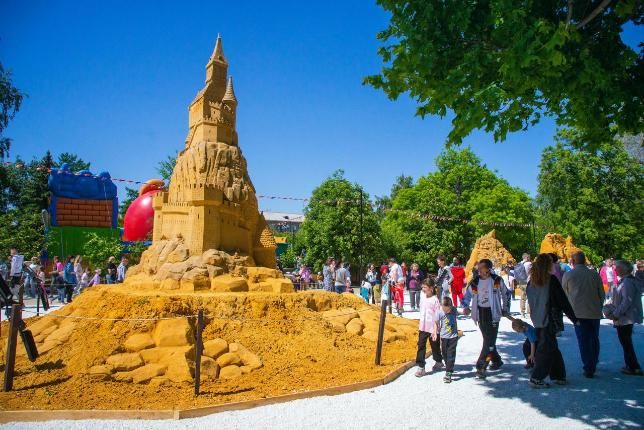 В Челябинске появятся песочные фигуры Садко, Сивки-Бурки и Осьминога Всего в этом году в горсаду им. Пушкина будет 11 скульптур из песка. Самым высоким объектом станет обновленный «Сказочный замок».