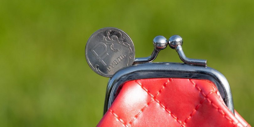 На следующей неделе могут произойти настоятельные изменения в дивидендной политике. На фоне недавних майских праздников, на этой неделе сразу несколько компаний сделали заявления о дивидендах, причём более половины из них сообщили об отказе от выплат. При этом Министерство финансов увеличило прогноз по дивидендным поступлениям в федеральный бюджет на 26,4 млрд рублей. Аналитики выяснили, какие факторы способствовали росту этой оценки: Подробнее. Особенным моментом станет заседание совета директоров "Газпрома" 21 мая, где будет обсуждаться возможность выплаты дивидендов за 2024 год. Финансовая стабильность компании позволяет ожидать выплату, однако окончательное решение пока не принято.
