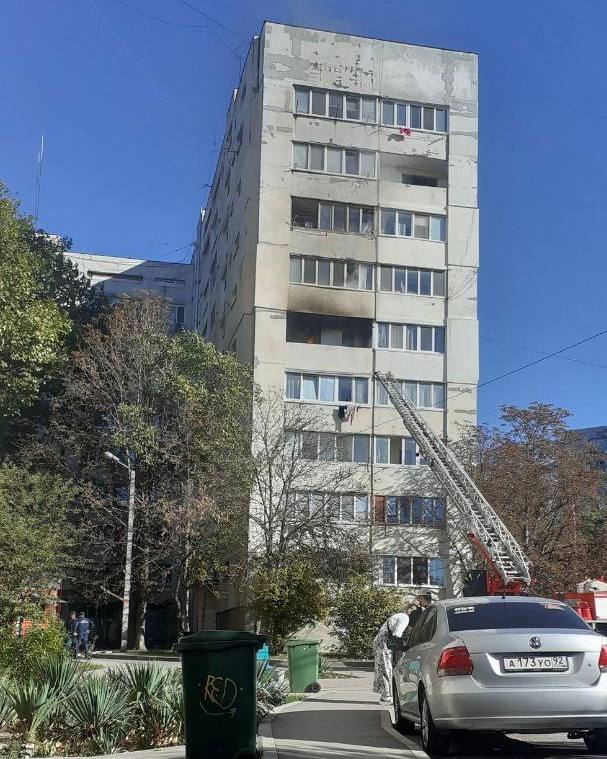 В Севастополе горела квартира на Генерала Острякова  Площадь пожара составила 20 квадратных метров. Очаг находился на балконе. В результате случившегося, к счастью, никто не пострадал.  «Четверых человек из соседних задымленных квартир спасли с использованием устройств защиты органов дыхания и зрения», – рассказали в МЧС.  Оперативный Севастополь