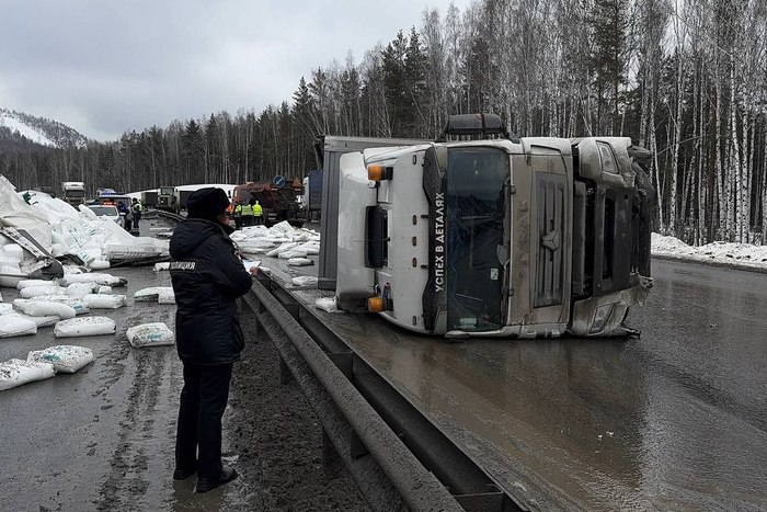 Движение на Пермском тракте заблокировано  На 321 км трассы «Пермь-Екатеринбург» у Первоуральска произошло ДТП. Водитель фуры превысил скорость и врезался в металлическое ограждение, после чего транспорт опрокинулся. Часть груза выпала на проезжую часть.  Пострадавших в аварии нет, сообщили в ГИБДД.  Движение сейчас осуществляется по одной полосе в каждом направлении.