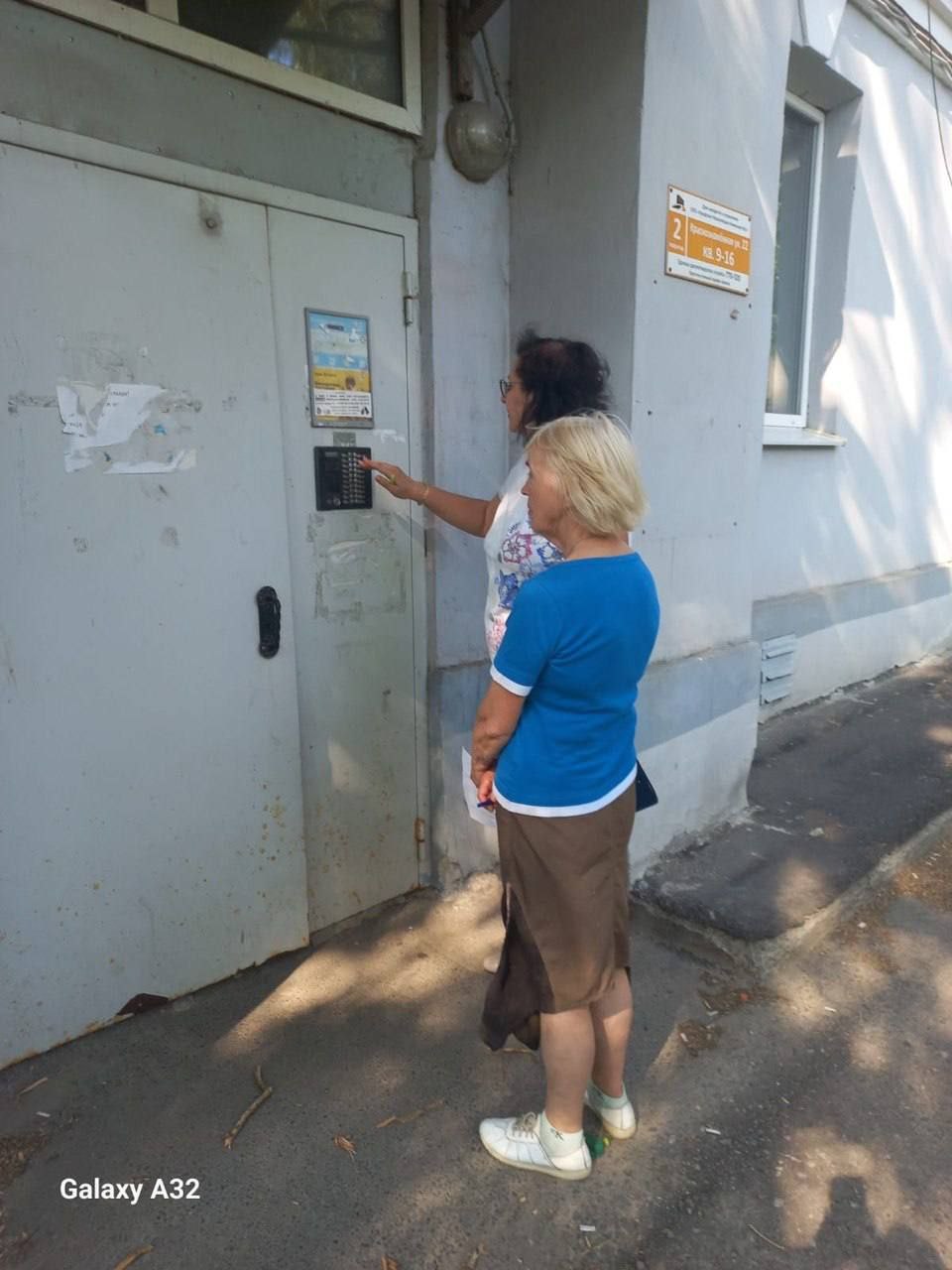 В Курске проходят рейды по пляжам Работа проводится в рамках комплексной операции «Подросток». В мониторинге мест, где могут находиться дети, участвуют сотрудники комиссий по делам несовершеннолетних, полицейские, представители отделов образования, опеки, соцзащиты и администрации города. Так, на Стрелецком озере инспектор ПДН обнаружил ребенка младше 14 лет без сопровождения взрослых. Кроме того, проверка прошла в семьях, где живут несовершеннолетние. – Наша задача – предотвратить беду не только на воде, но и в быту. Мы благодарны всем, кто помогает выявлять проблемы и поддерживает семьи с детьми, – подчеркнула начальник отдела по делам несовершеннолетних и профилактике правонарушений Татьяна Ртова. Фото: администрация города Курска.