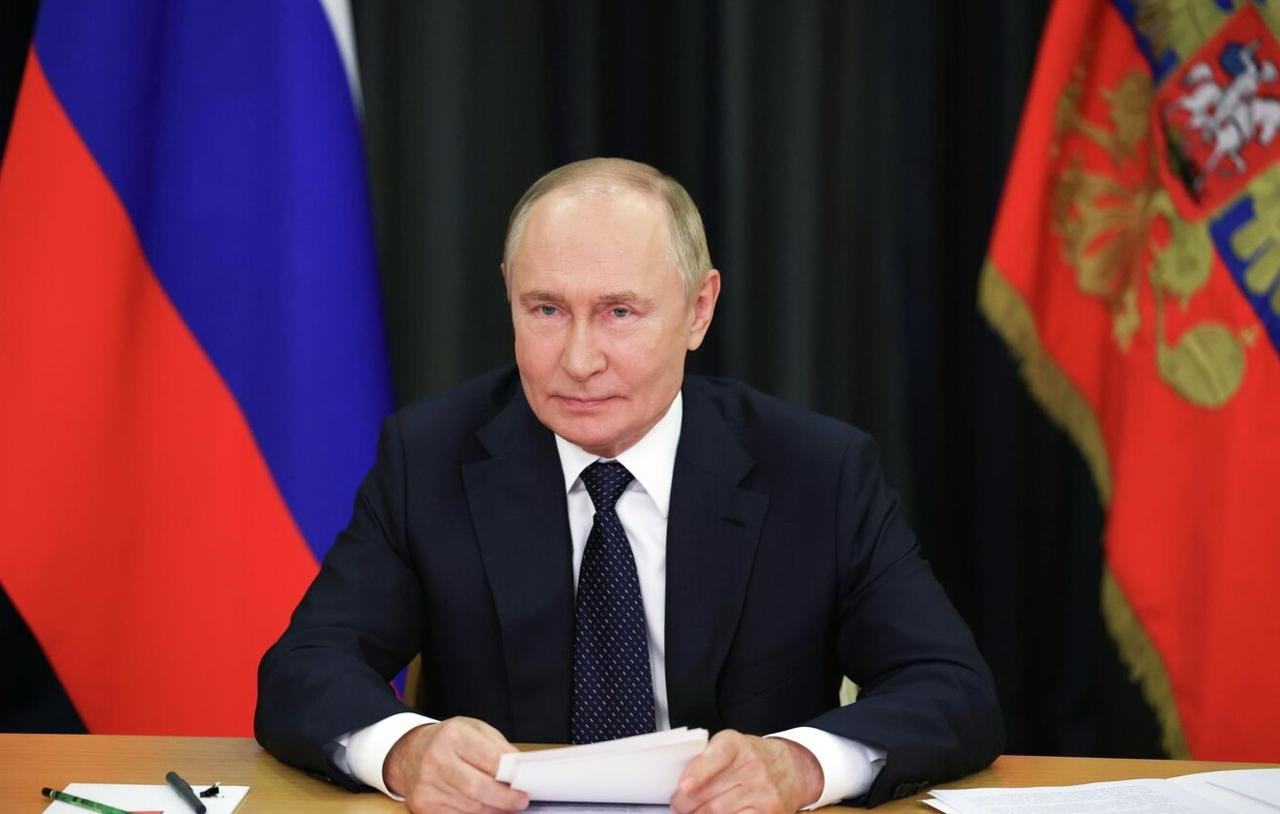 Владимир Путин готов принять концепцию США по Украине и двигаться дальше в практическом плане на предложенной основе Однако прямого ответа от Вашингтона на это предложение не последовало констатировал Сергей Лавров Глава МИД России пояснил что стороны договорились взять паузу чтобы обдумать предложения