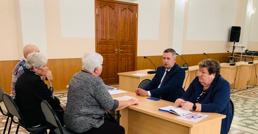Александр Вишняков провел личный прием граждан в Сосновоборске Жители Сосновоборска получили возможность лично обсудить с руководителем актуальные вопросы. В ходе приема затрагивались темы, которые волнуют людей больше всего: 1 текущие ремонты общего имущества и их финансирование; 2 подготовка домов к отопительному периоду; 3 законность установки шлагбаумов; 4 несвоевременный вывоз мусора; 5 начисление платы за коммунальные ресурсы, расходуемые для содержания общего имущества. Обращения взяты на контроль, а гражданам даны подробные разъяснения. Такие встречи помогают держать руку на пульсе и оперативно реагировать на запросы людей.